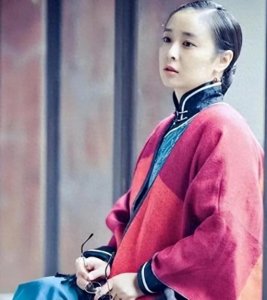 ​张学良大姐张首芳，曾提菜刀砍张作霖，婚后被丈夫家暴，凄凉离世