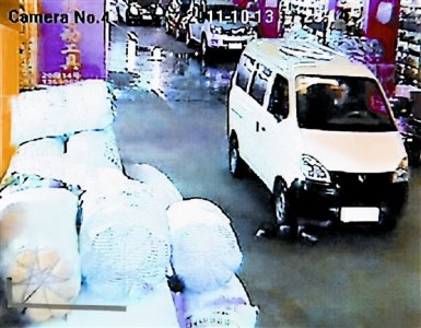 ​小悦悦事件11周年回顾，18名路人冷血旁观见死不救值得令人深思