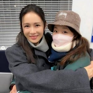 ​孙艺珍婚后跟素人合影，即使素颜也这么漂亮，脸上瑕疵也没遮掩！