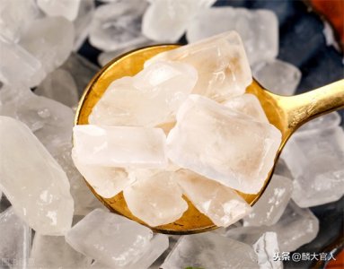 ​冰糖和白糖有什么区别哪种好（“冰糖”和“白糖”有啥区别？成分差别很大，学