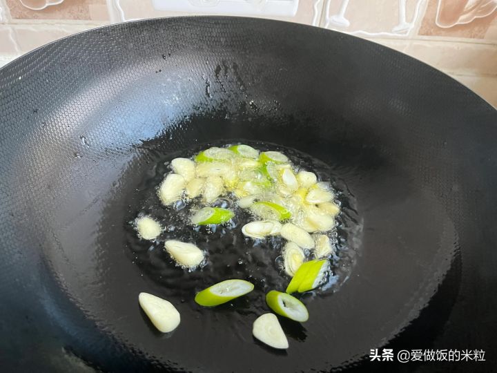 清炒西兰花的家常做法（清炒西蓝花颜色碧绿清淡爽口）