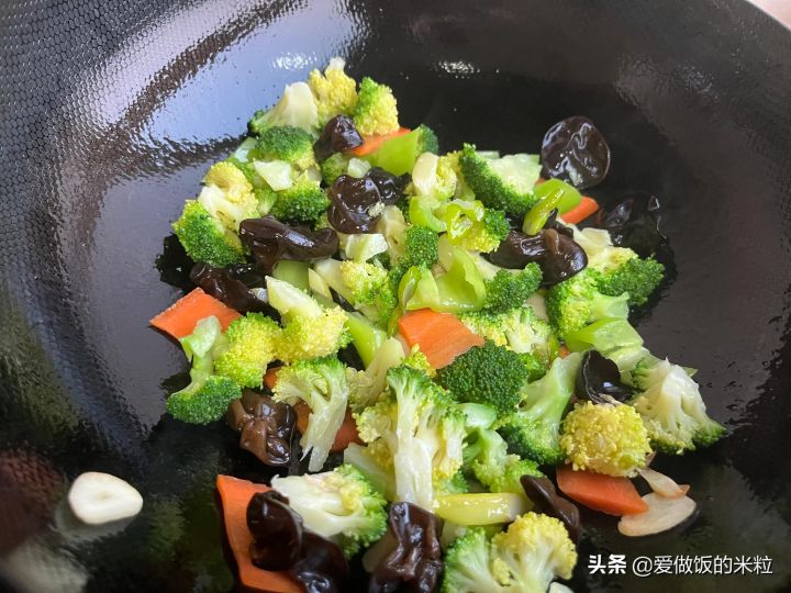 清炒西兰花的家常做法（清炒西蓝花颜色碧绿清淡爽口）