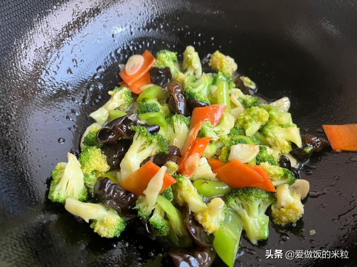 清炒西兰花的家常做法（清炒西蓝花颜色碧绿清淡爽口）