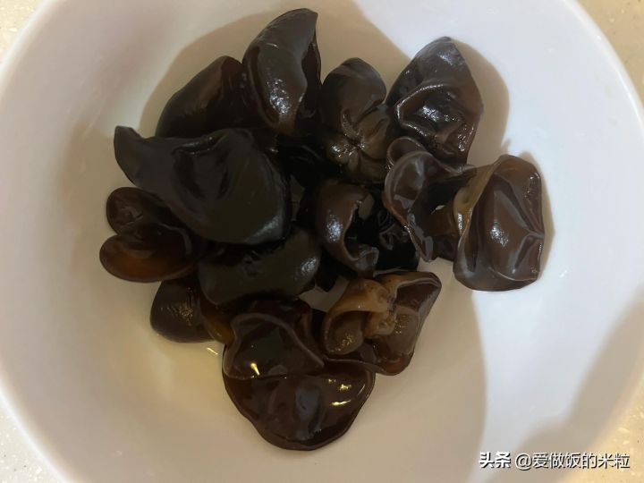 清炒西兰花的家常做法（清炒西蓝花颜色碧绿清淡爽口）
