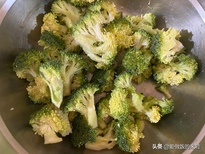 清炒西兰花的家常做法（清炒西蓝花颜色碧绿清淡爽口）