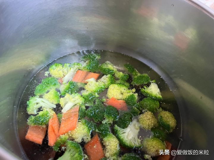 清炒西兰花的家常做法（清炒西蓝花颜色碧绿清淡爽口）