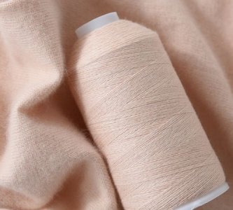 ​100羊绒和100羊毛有啥区别，精纺羊毛和100%羊毛区别？