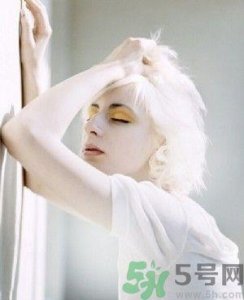​13岁长白头发怎么办？长白头发是什么原因造成的