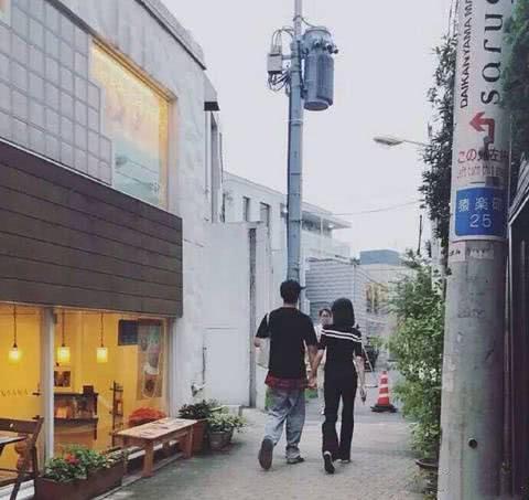 郑爽男友张恒穿西装革履的正面照曝光，风度翩翩，既阳刚又帅气！