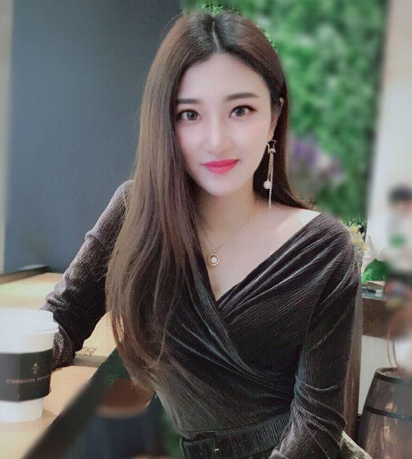昔日篮球女神，身材火辣，因着“泳装深V”走红，今转型成白富美