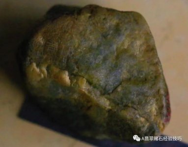 ​翡翠冰种原石怎么辨别(如何辨别冰种翡翠原石？)