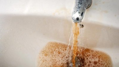 ​自来水发黄是什么原因（家里的自来水发黄该如何处理？先了解背后原因，才能有