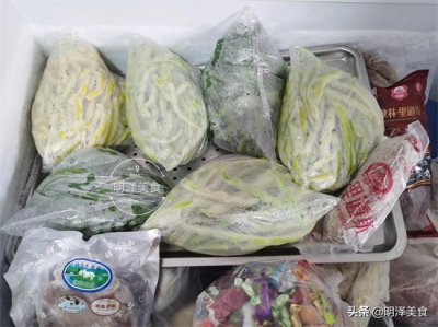 ​冻豆角怎么做好吃？用速冻豆角和猪肉调馅，蒸了一锅包子，吃起来有股特殊的味