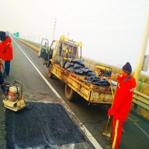​路面坑槽如何处理：路面坑槽怎么修复