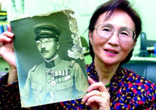 她是日本侵华战犯的孙女, 却背叛家训, 靠出卖祖父战争秘密赚钱