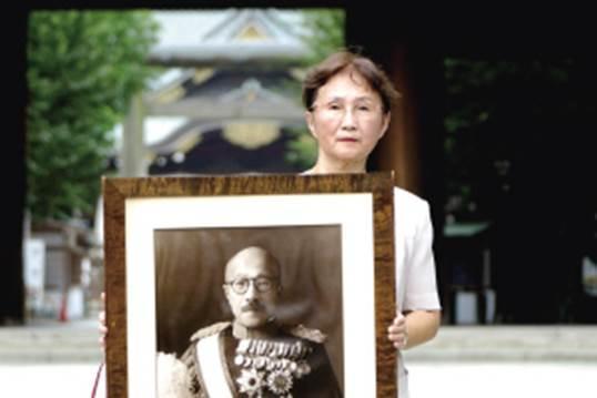 她是日本侵华战犯的孙女, 却背叛家训, 靠出卖祖父战争秘密赚钱