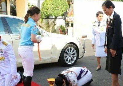 ​她是泰国庶出公主，因高僧的一句话归国，见了嫡公主却要三跪九拜