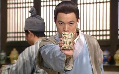 ​丈夫上联：美猴王，水帘洞，可进可出，妻子的下联有点名堂！