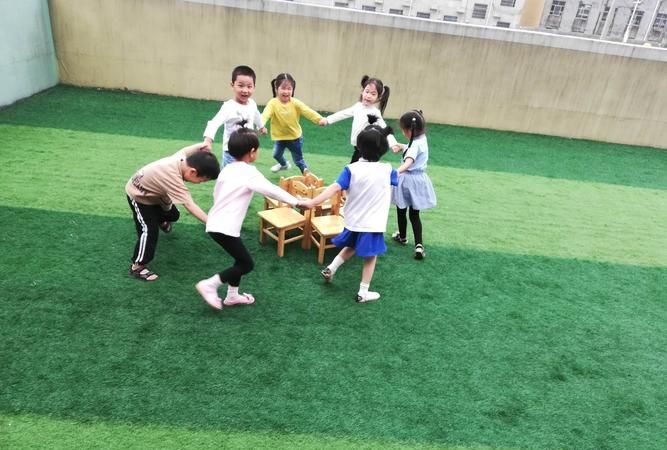 关于抢凳子游戏的作文结尾