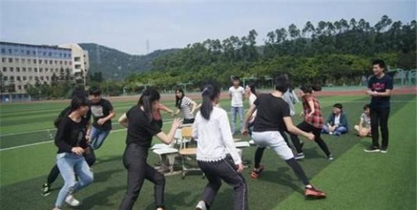 3个小朋友抢凳子游戏如果每次只能坐两个小朋友那么一共有几种可能