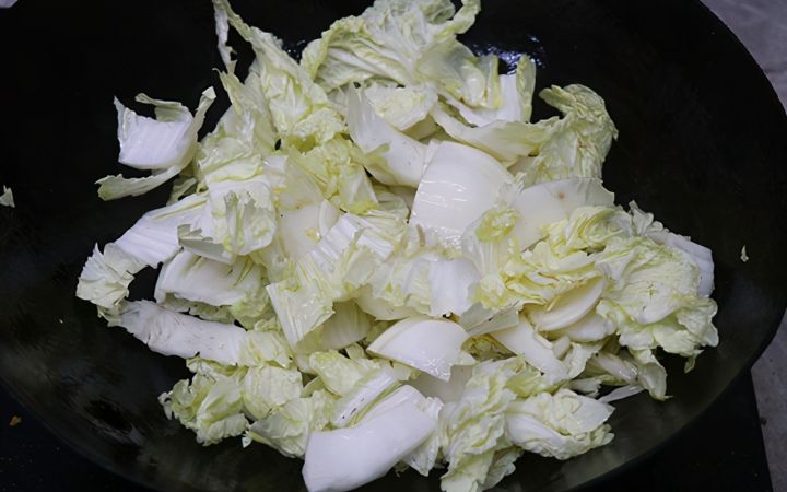 羊肉炖白菜的做法（超好吃的羊肉白菜炖粉条教程）