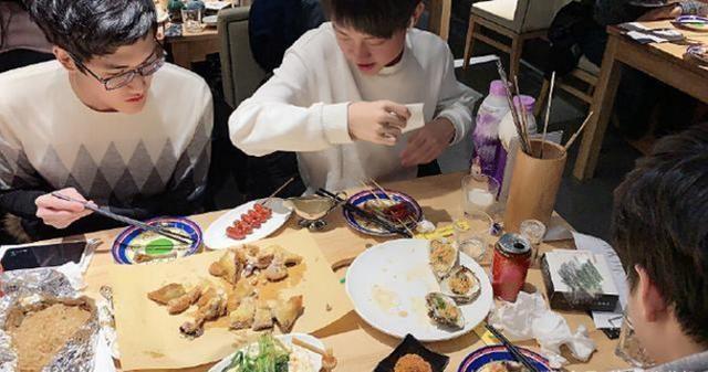 RNG官博晒出队员近照，MLXG新发型引网友热议，真的好帅啊