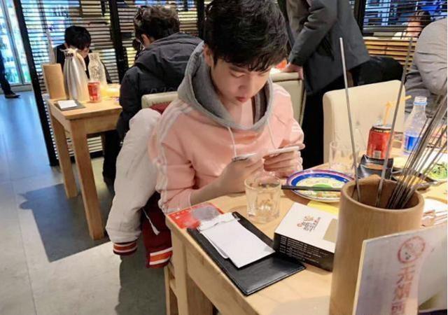 RNG官博晒出队员近照，MLXG新发型引网友热议，真的好帅啊