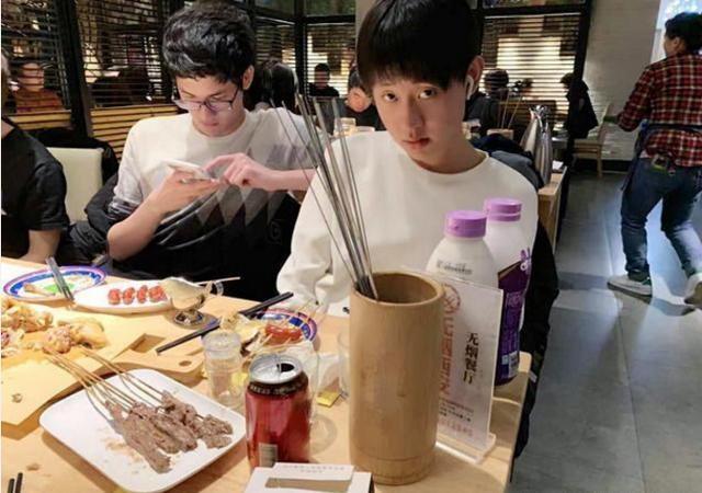 RNG官博晒出队员近照，MLXG新发型引网友热议，真的好帅啊