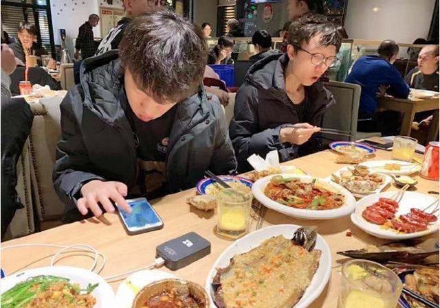 RNG官博晒出队员近照，MLXG新发型引网友热议，真的好帅啊