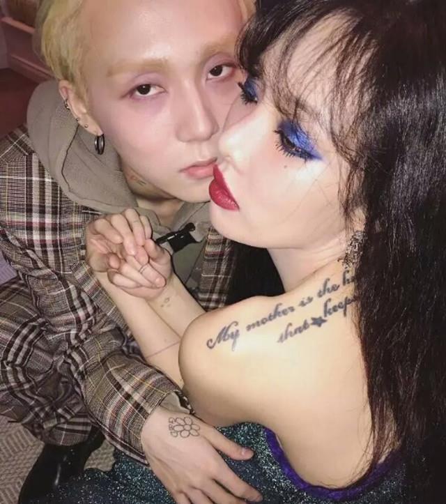 别眨眼! 泫雅热舞胸前衣结不慎散开, 五指撑开也挡不住尴尬?