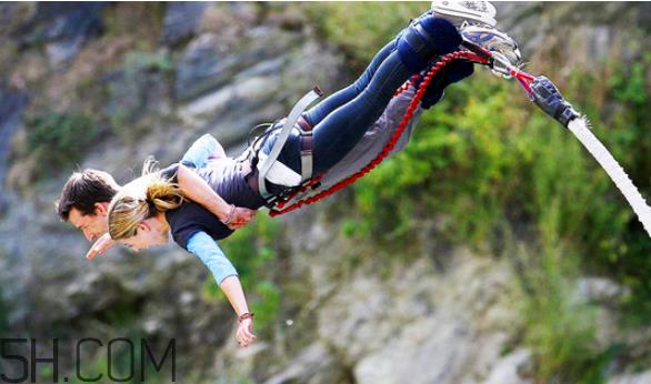 蹦极什么季节去好？双人蹦极是抱一起的么？