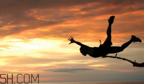 蹦极什么季节去好？双人蹦极是抱一起的么？