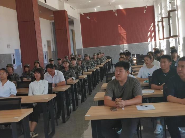 社团招新（我校召开学生会纳新会议）