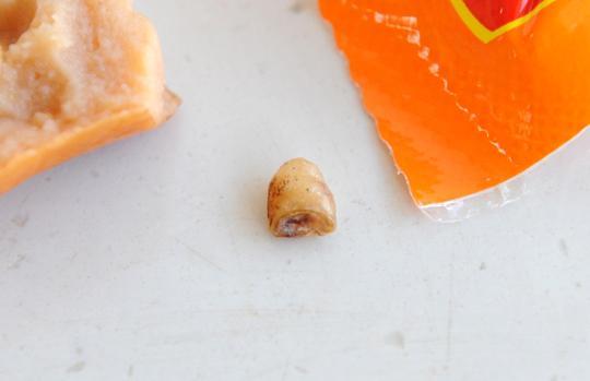 双汇火腿肠吃出异物怎么处理(双汇玉米热狗肠吃出疑似牙齿状异物)(2)