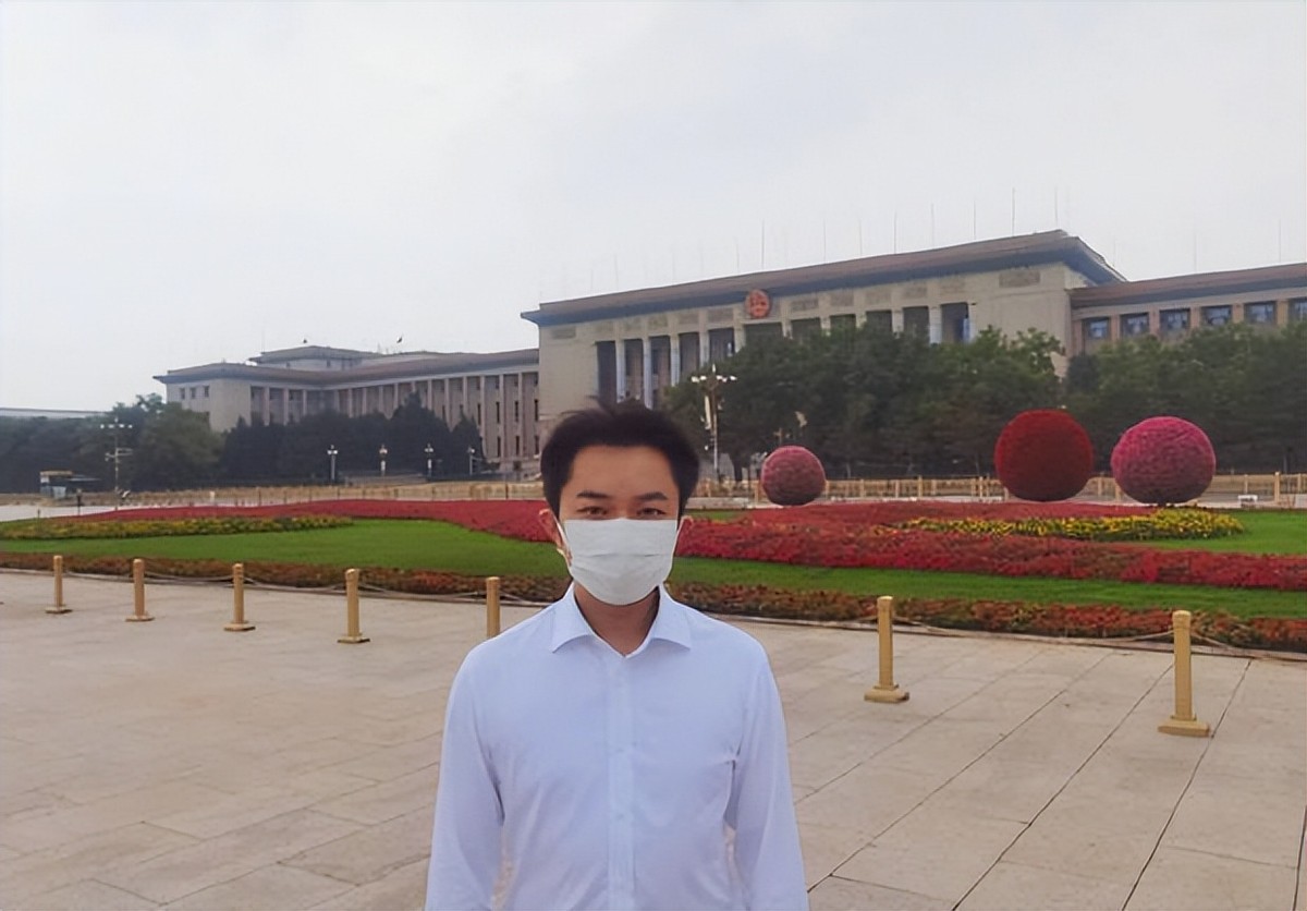 王祖蓝晒25年前后天安门游客照 岁月好像没留痕迹依然是那个少年