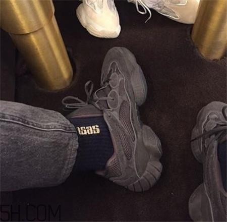 yeezy 500 desert rat纯黑配色实物什么样？
