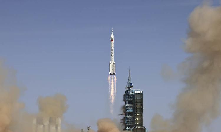 神舟五号，六号，七号，发射时间以及光荣的航天员