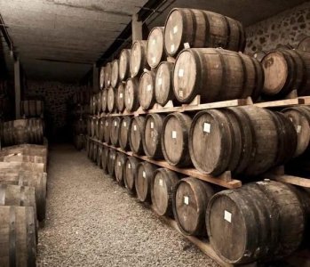 ​红酒木桶运输的过程图片(木桶装红酒保质期多久)
