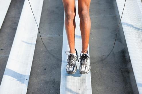 多种跳绳的正确方法与技巧(几种跳绳的方式)(5)