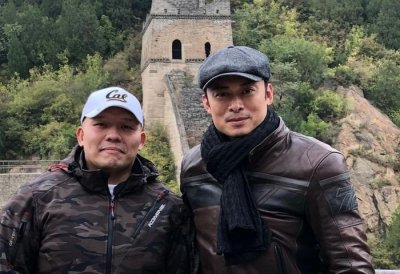 ​46岁的功夫巨星樊少皇，骑机车登长城，一身肌肉惹人注意