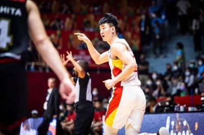 ​50分狂胜！中国男篮击溃东道主，18记三分挡不住，剑指亚洲杯4强