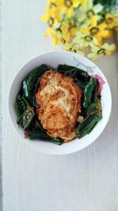 ​煎蛋怎样不粘锅？直接下锅煎大错特错，这样做，荷包蛋不粘锅