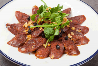 ​烤肠是生的还是熟的（火山石烤肠是生的还是熟的）