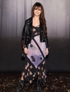 ​碎花长裙搭配什么鞋子好看(碎花裙配什么鞋子好看?)