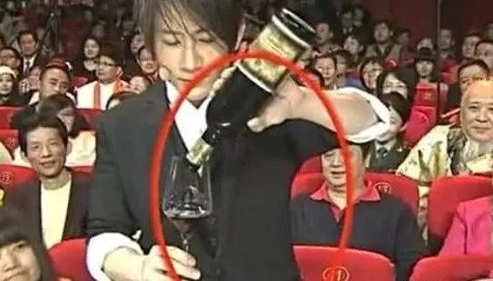 历届春晚穿帮镜头，一个比一个有趣，不知大家发现了几个？