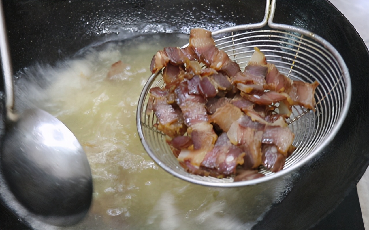 辣椒炒腊肉的做法（肥而不腻的青椒炒腊肉家常做法）