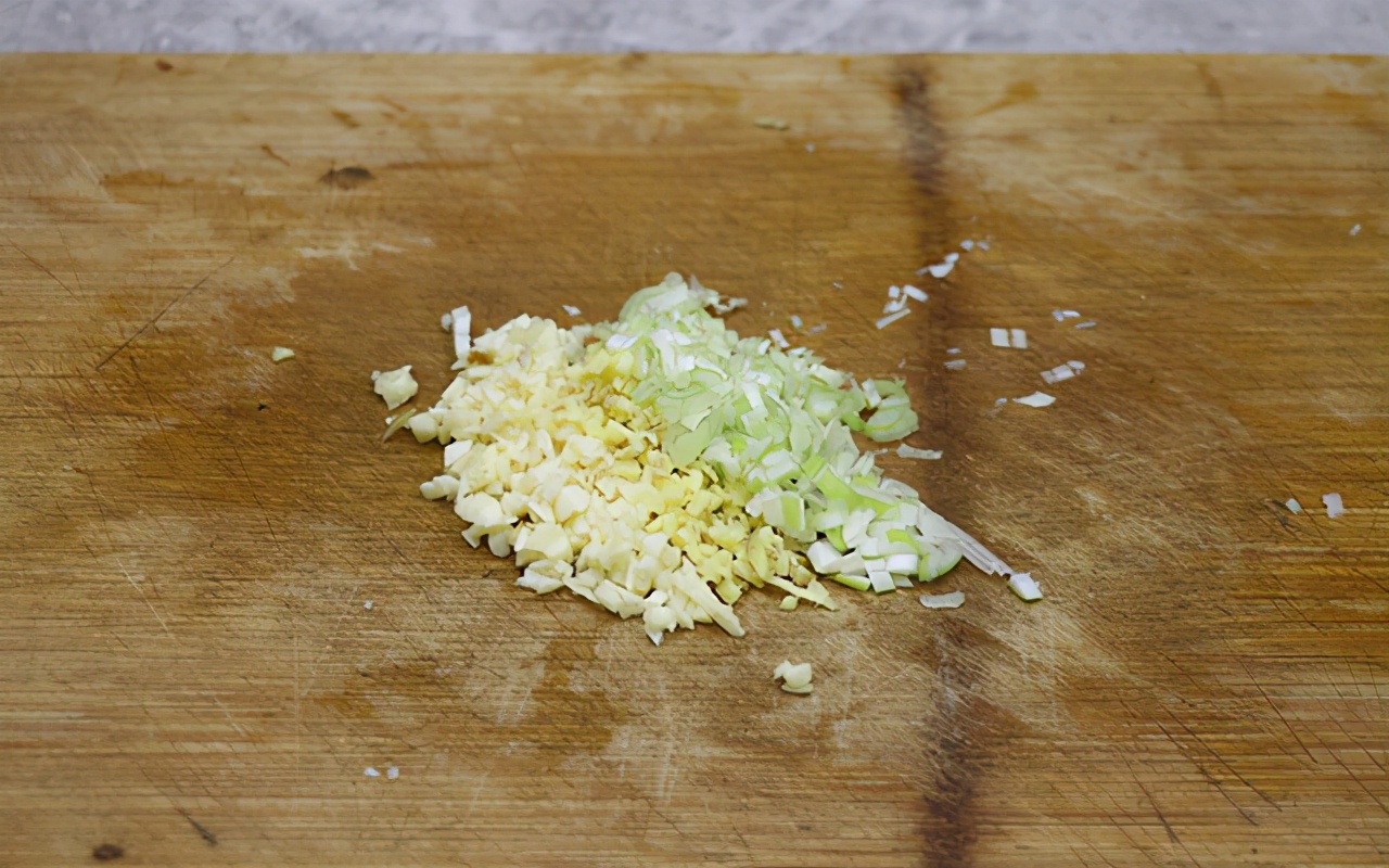 辣椒炒腊肉的做法（肥而不腻的青椒炒腊肉家常做法）