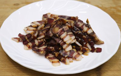 ​辣椒炒腊肉的做法（肥而不腻的青椒炒腊肉家常做法）