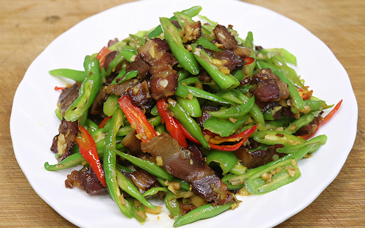辣椒炒腊肉的做法（肥而不腻的青椒炒腊肉家常做法）