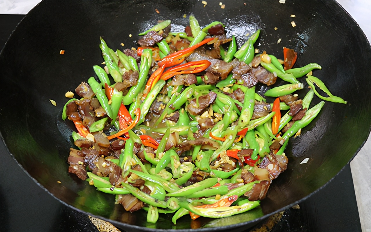 辣椒炒腊肉的做法（肥而不腻的青椒炒腊肉家常做法）